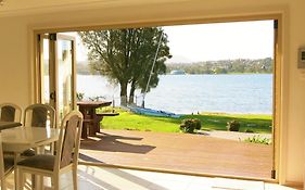 Waterfront Lakeside Cottage Primbee
